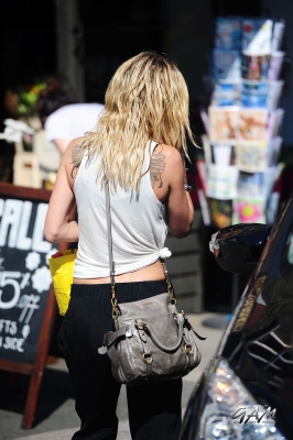 Sarah_Harding_out_and_about_in_London_04_08_12_28729.jpg