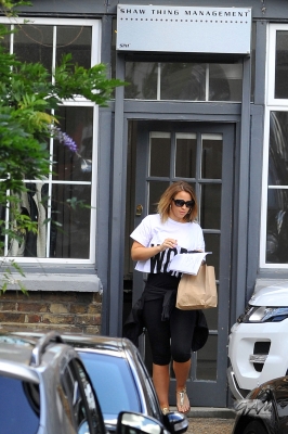 Kimberley_Walsh_at_a_training_session_for_Strictly_Come_Dancing_19_09_12_281129.jpg