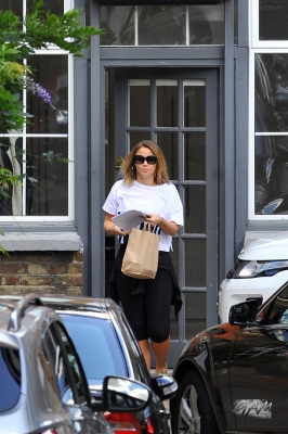 Kimberley_Walsh_at_a_training_session_for_Strictly_Come_Dancing_19_09_12_281329.jpg