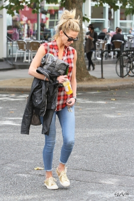 Sarah_Harding_out_and_about_in_London_18_09_12_281129.jpg