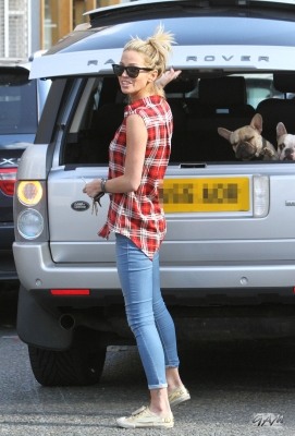 Sarah_Harding_out_and_about_in_London_18_09_12_28129.jpg