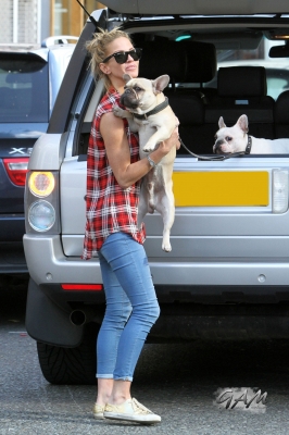 Sarah_Harding_out_and_about_in_London_18_09_12_281429.jpg