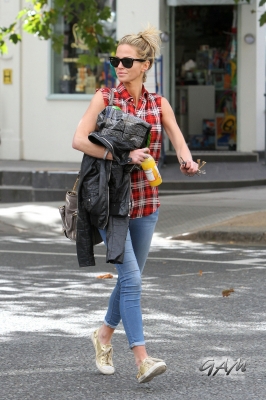 Sarah_Harding_out_and_about_in_London_18_09_12_281829.jpg