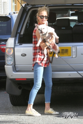 Sarah_Harding_out_and_about_in_London_18_09_12_28729.jpg