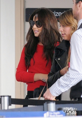 Cheryl_Cole_departing_from_LAX_airport_22_09_12_28129.jpg
