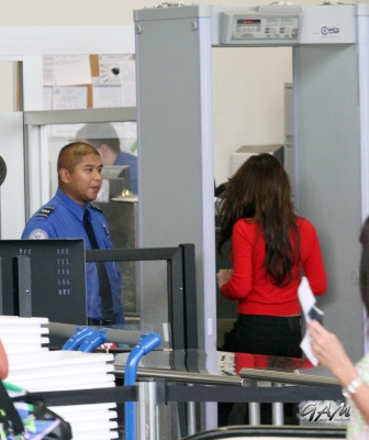 Cheryl_Cole_departing_from_LAX_airport_22_09_12_281529.jpg