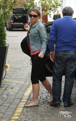 Kimberley_Walsh_at_a_training_session_for_Strictly_Come_Dancing_20_09_12_28129.jpg