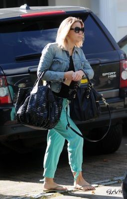 Kimberley_Walsh_on_her_way_to_Strictly_training_25_09_12_281029.jpg