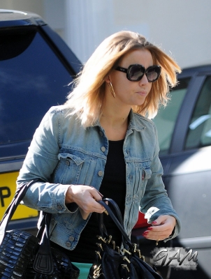 Kimberley_Walsh_on_her_way_to_Strictly_training_25_09_12_281229.jpg