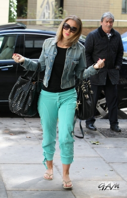 Kimberley_Walsh_on_her_way_to_Strictly_training_25_09_12_281729.jpg