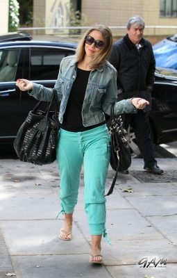 Kimberley_Walsh_on_her_way_to_Strictly_training_25_09_12_281829.jpg