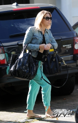 Kimberley_Walsh_on_her_way_to_Strictly_training_25_09_12_28229.jpg