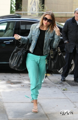 Kimberley_Walsh_on_her_way_to_Strictly_training_25_09_12_282329.jpg