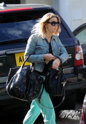 Kimberley_Walsh_on_her_way_to_Strictly_training_25_09_12_28329.jpg