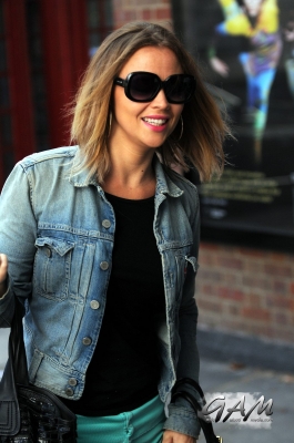 Kimberley_Walsh_on_her_way_to_Strictly_training_25_09_12_28929.jpg