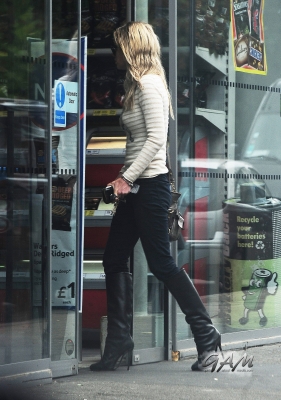 Sarah_Harding_out_and_about_in_London_21_09_12_281329.jpg