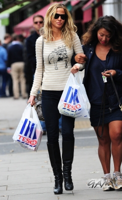Sarah_Harding_out_and_about_in_London_21_09_12_282029.jpg