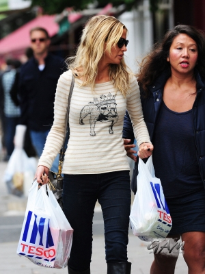 Sarah_Harding_out_and_about_in_London_21_09_12_282129.jpg