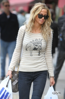 Sarah_Harding_out_and_about_in_London_21_09_12_28229.jpg