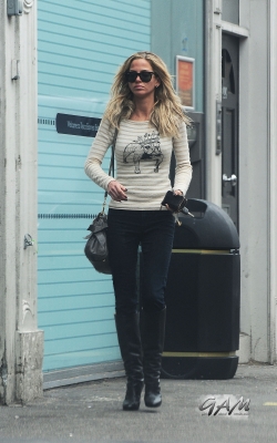 Sarah_Harding_out_and_about_in_London_21_09_12_282629.jpg