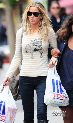 Sarah_Harding_out_and_about_in_London_21_09_12_282929.jpg