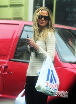 Sarah_Harding_out_and_about_in_London_21_09_12_283229.jpg