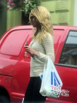 Sarah_Harding_out_and_about_in_London_21_09_12_283329.jpg