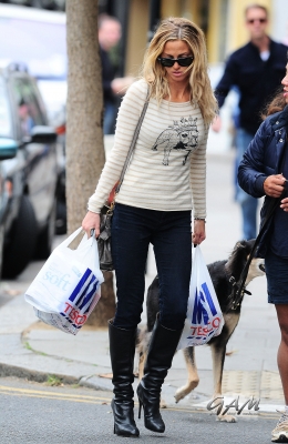 Sarah_Harding_out_and_about_in_London_21_09_12_283529.jpg