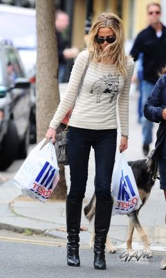 Sarah_Harding_out_and_about_in_London_21_09_12_283629.jpg