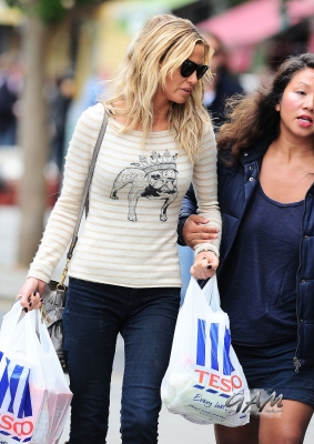 Sarah_Harding_out_and_about_in_London_21_09_12_284529.jpg