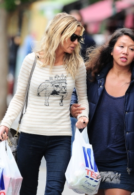 Sarah_Harding_out_and_about_in_London_21_09_12_284629.jpg