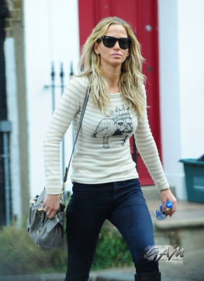 Sarah_Harding_out_and_about_in_London_21_09_12_285329.jpg