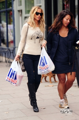 Sarah_Harding_out_and_about_in_London_21_09_12_28829.jpg