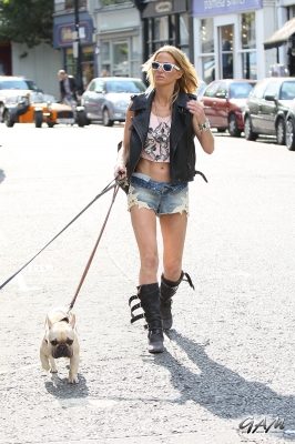 Sarah_Harding_takes_her_dogs_for_a_walk_22_09_12_281829.jpg