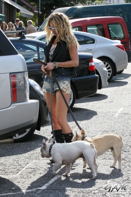 Sarah_Harding_takes_her_dogs_for_a_walk_22_09_12_281929.jpg
