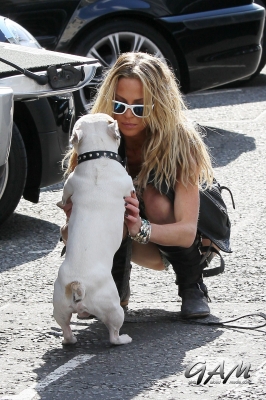 Sarah_Harding_takes_her_dogs_for_a_walk_22_09_12_282229.jpg
