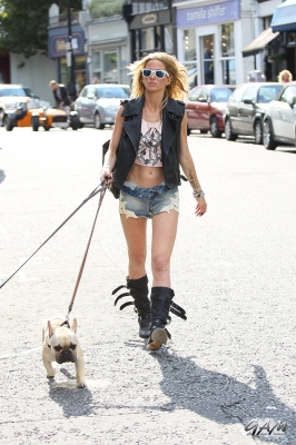 Sarah_Harding_takes_her_dogs_for_a_walk_22_09_12_283029.jpg