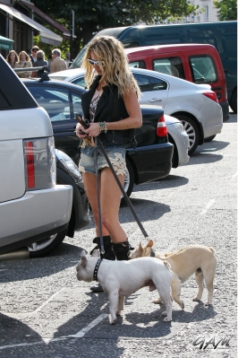 Sarah_Harding_takes_her_dogs_for_a_walk_22_09_12_284429.jpg