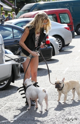 Sarah_Harding_takes_her_dogs_for_a_walk_22_09_12_284529.jpg
