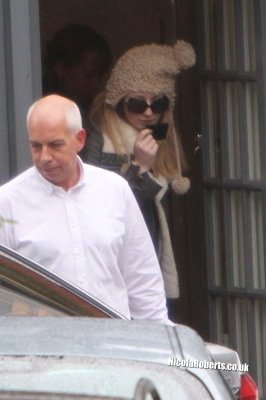 Nicola_Roberts_leaving_her_managements_office_01_10_12_28129.jpg