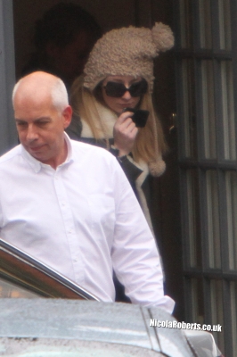 Nicola_Roberts_leaving_her_managements_office_01_10_12_28229.jpg