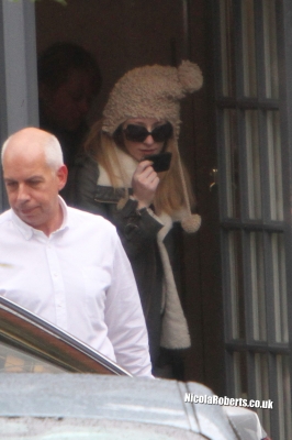 Nicola_Roberts_leaving_her_managements_office_01_10_12_28329.jpg