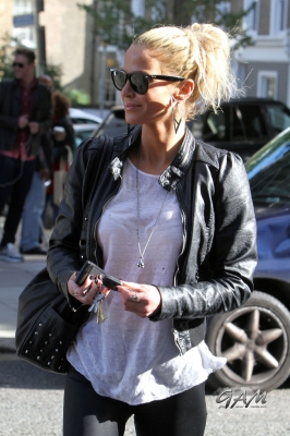Sarah_Harding_out_and_about_in_Primrose_Hill_27_09_12_28629.jpg
