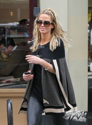 Sarah_Harding_out_and_about_in_London_04_10_12_281129.jpg