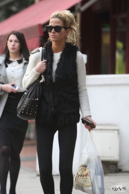 Sarah_Harding_out_in_London_03_10_12_282429.jpg