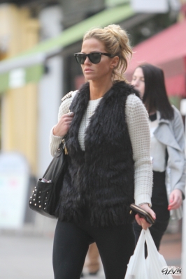 Sarah_Harding_out_in_London_03_10_12_282529.jpg