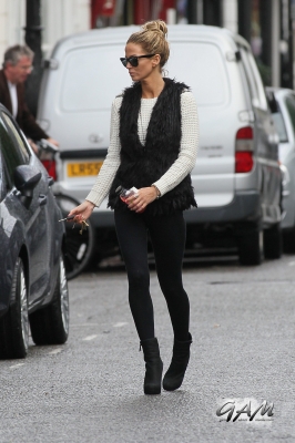 Sarah_Harding_out_in_London_03_10_12_28729.jpg