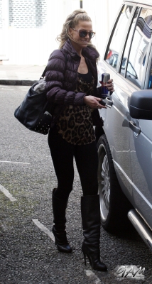 Sarah_Harding_out_in_North_London_05_10_12_281129.jpg