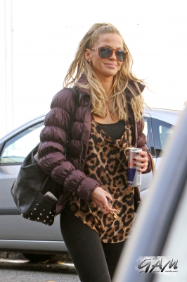 Sarah_Harding_out_in_North_London_05_10_12_281229.jpg