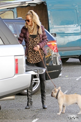 Sarah_Harding_out_in_North_London_05_10_12_281329.jpg